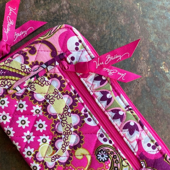 Vera Bradley Very Berry Paisley Pattern Zip-Around Quilted Wallet/Wristlet - Picture 2 of 11
